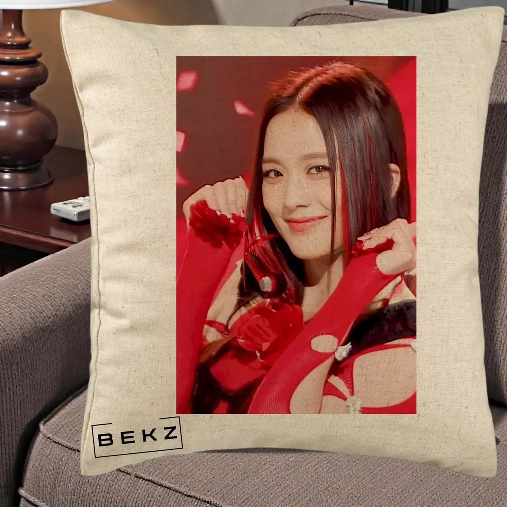 Perna Personalizata K-pop BLACKPINK Jisoo Rosu, 40x40 cm, Bej, Husa Detasabila, Perna Inclusa, BEKZ®