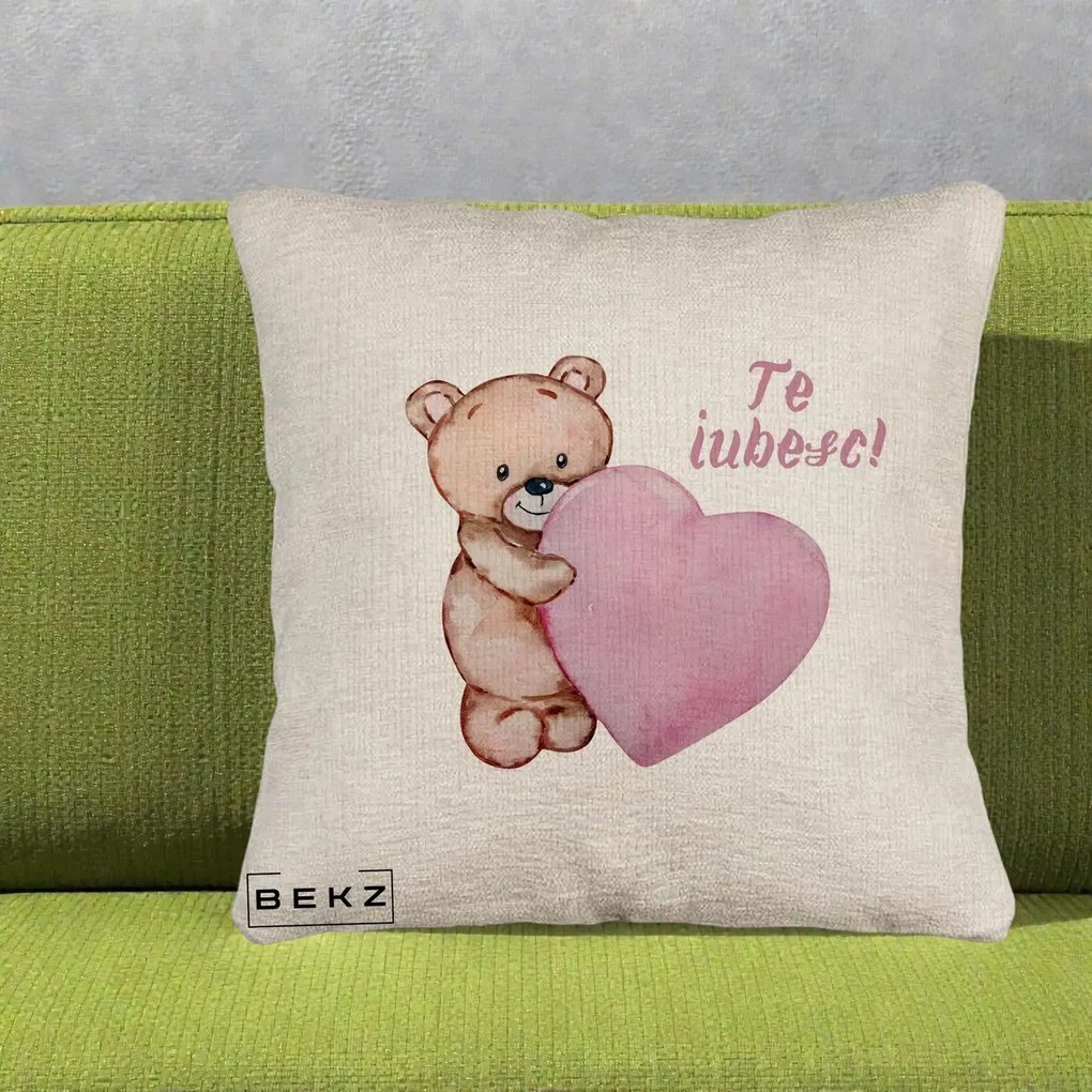 Cadou Romantic - Perna Personalizata Te Iubesc Ursulet cu Inima Roz Acuarela, 40x40 cm, Bej Canapea, Husa Detasabila, Perna Inclusa, BEKZ®