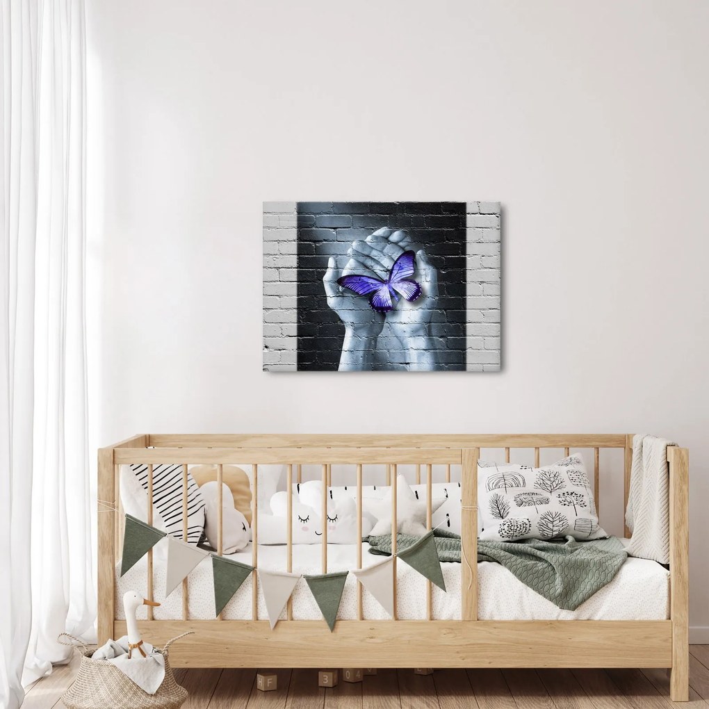 Tablou - Fluture violet pe perete (70x50 cm)