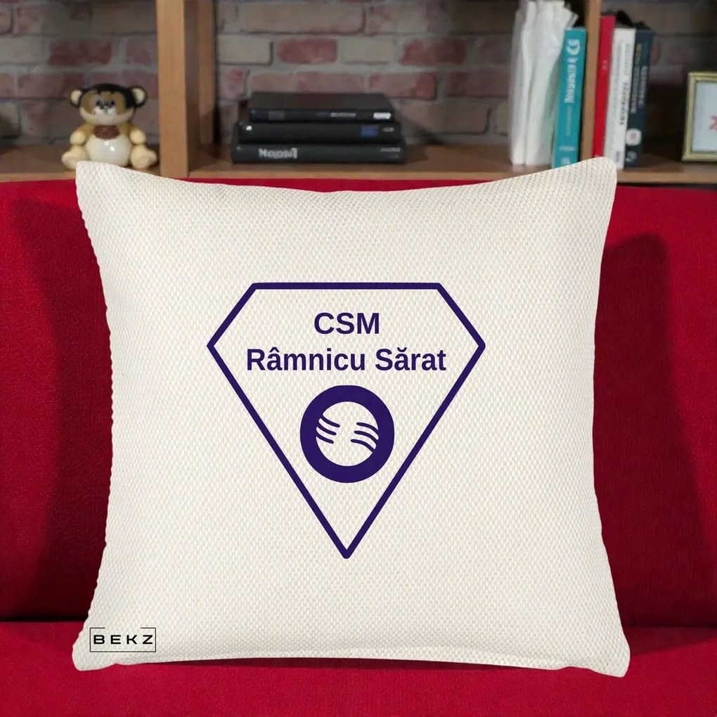 Perna Personalizata CSM Ramnicu Sarat Fotbal, 40x40 cm, Crem Reliefat, Husa Detasabila, Perna Inclusa, BEKZ®