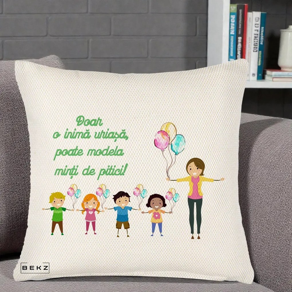 Cadou pentru Educatoare - Perna Personalizata Doar o Inima Uriasa poate Modela Minti de Pitici cu Educatoare si Baloane, 40x40 cm, Crem Reliefat, Husa Detasabila, Perna Inclusa, BEKZ®