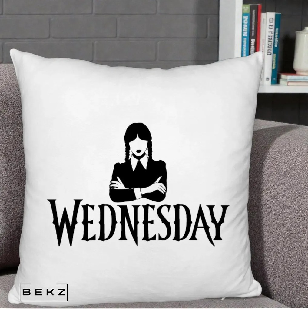 Perna Personalizata Wednesday Addams cu Brate Incrucisate, 40x40 cm, Alb Pufos, Husa Detasabila, Perna Inclusa, BEKZ®