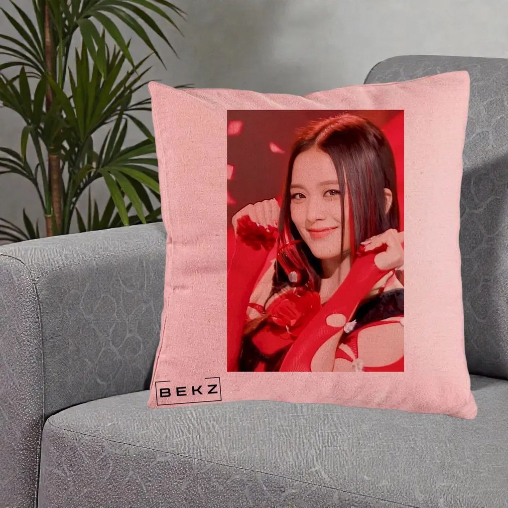 Perna Personalizata K-pop BLACKPINK Jisoo Rosu, 40x40 cm, Roz, Husa Detasabila, Perna Inclusa, BEKZ®