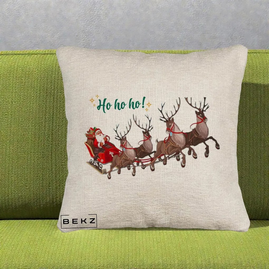Perna Decorativa Ho Ho Ho Mos Craciun cu Sanie si Reni, 40x40 cm, Bej Canapea, Husa Detasabila, Perna Inclusa, BEKZ®