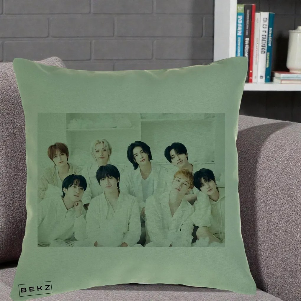 Perna Personalizata K-pop Stray Kids Foto Grup Alb All-White cu 8 Membrii, 40x40 cm, Verde, Husa Detasabila, Perna Inclusa, BEKZ®