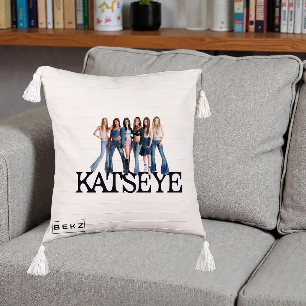Perna Personalizata K-pop KATSEYE Foto Grup Blugi, 40x40 cm, Bej cu Franjuri, Husa Detasabila, Perna Inclusa, BEKZ®