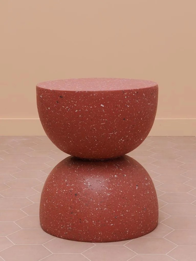 Măsuță laterală de exterior rotundă, roșu, din două semisfere, cu granulație albă și neagră, 45 x 40 cm, „Magma”