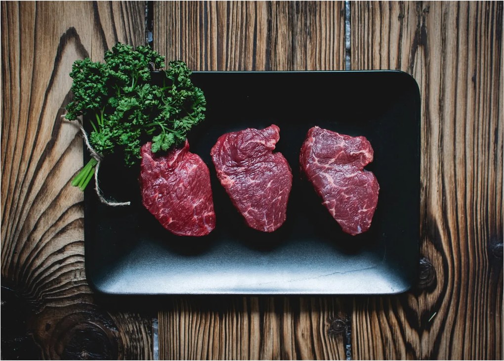 Tablou pe sticlă cu carne pe farfurie (70x50 cm)