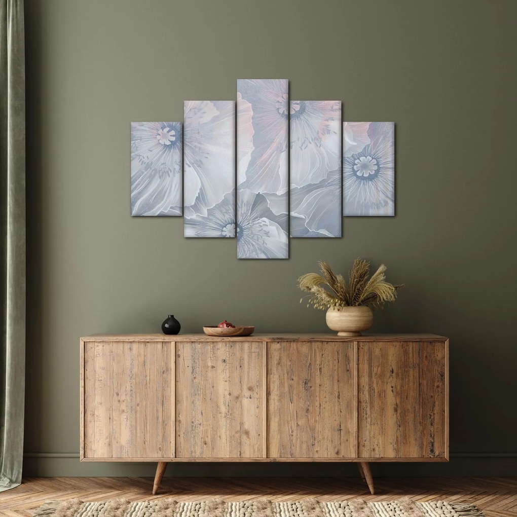 Tablou - Flori albastre pe perete (150x105 cm)
