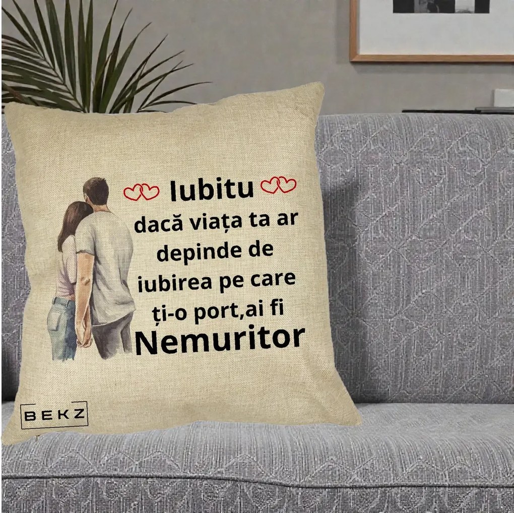 Cadou pentru Iubita - Perna Personalizata Iubitu Nemuritor cu Cuplu Acuarela si Inimi Rosii, 40x40 cm, Crem, Husa Detasabila, Perna Inclusa, BEKZ®