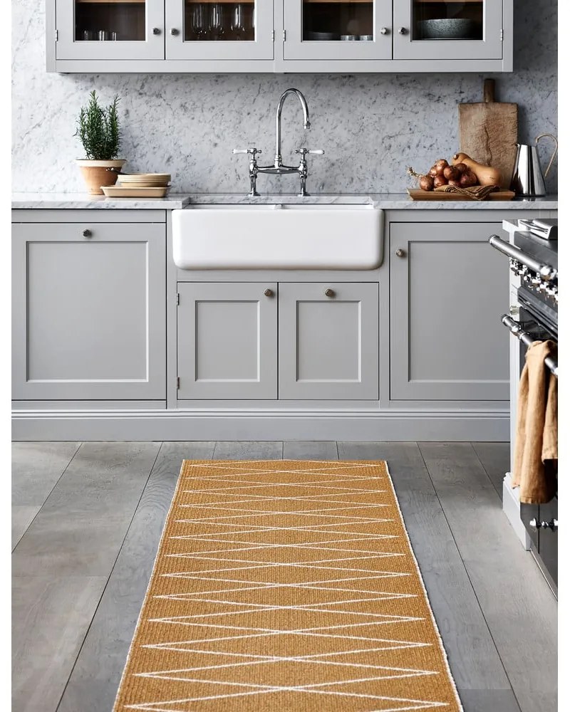 Covor tip traversă pentru interior și exterior galben ocru 70x240 cm Max Ochre – Pappelina