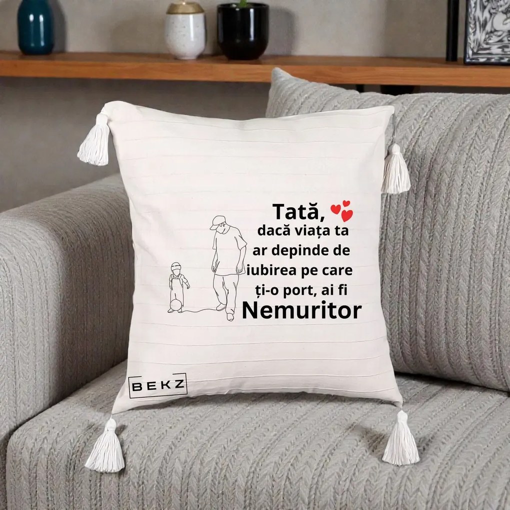 Cadou pentru Tata - Perna Personalizata Tata Nemuritor Joaca cu Mingea, 40x40 cm, Bej cu Franjuri, Husa Detasabila, Perna Inclusa, BEKZ®