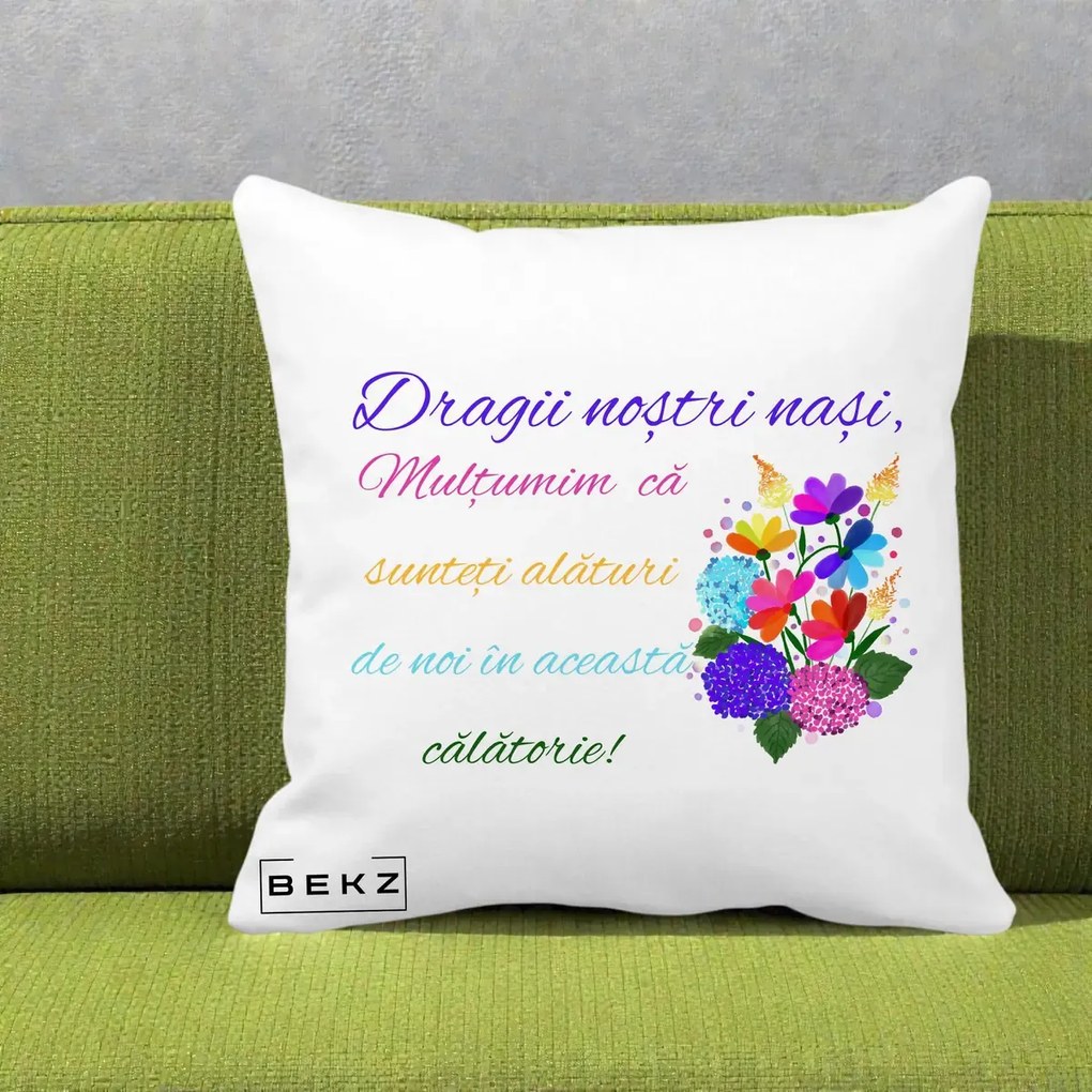 Perna personalizata nasi: Dragii nostri nasi, multumim, text colorat, 40x40 cm cu Umplutura, Alb Mat, BEKZ