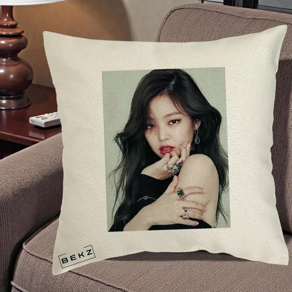 Perna Personalizata K-pop BLACKPINK Jennie Editorial Negru cu Inele, 40x40 cm, Ecru, Husa Detasabila, Perna Inclusa, BEKZ®