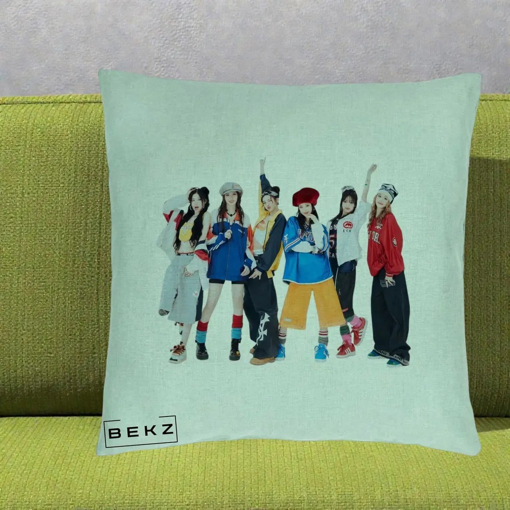 Perna Personalizata Grup K-pop Fete in Picioare Foto, 40x40 cm, Verde Menta, Husa Detasabila, Perna Inclusa, BEKZ®