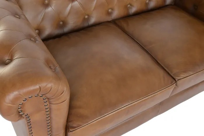 Canapea Chesterfield cu 2 locuri din piele, maro, spătar și brațe capitonate cu ținte, picioare cu rotile, finisaj patinat, 76 x 148 x 80 cm,