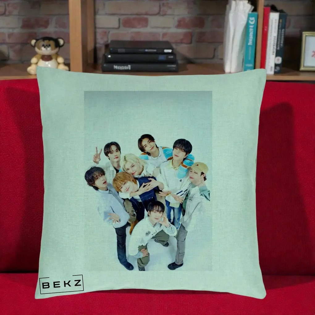 Perna Personalizata K-pop Stray Kids Foto Grup Bleu, 40x40 cm, Verde Menta, Husa Detasabila, Perna Inclusa, BEKZ®