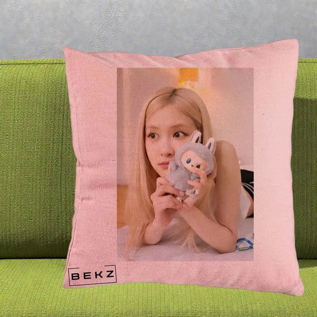 Perna Personalizata K-pop BLACKPINK Rose cu Papusa Iepure, 40x40 cm, Roz, Husa Detasabila, Perna Inclusa, BEKZ®