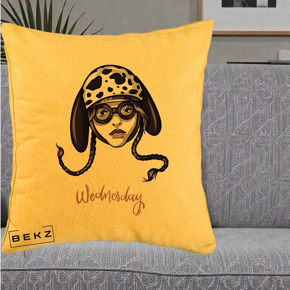 Perna Personalizata Wednesday Addams cu Caine Dalmatian, 40x40 cm, Galben, Husa Detasabila, Perna Inclusa, BEKZ®