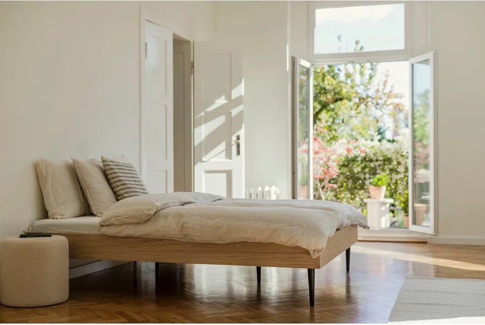 Pat matrimonial în culoare naturală din placă aglomerată de lemn cu aspect de lemn de stejar fără tăblie cu somieră 200x200 cm Streiko – noo.ma