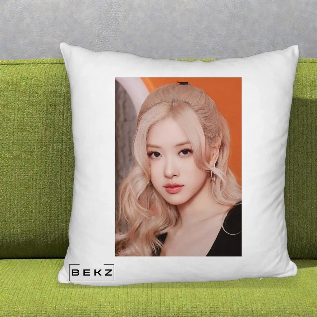 Perna Personalizata K-pop BLACKPINK cu Funda Rosie, 40x40 cm, Alb Pufos, Husa Detasabila, Perna Inclusa, BEKZ®