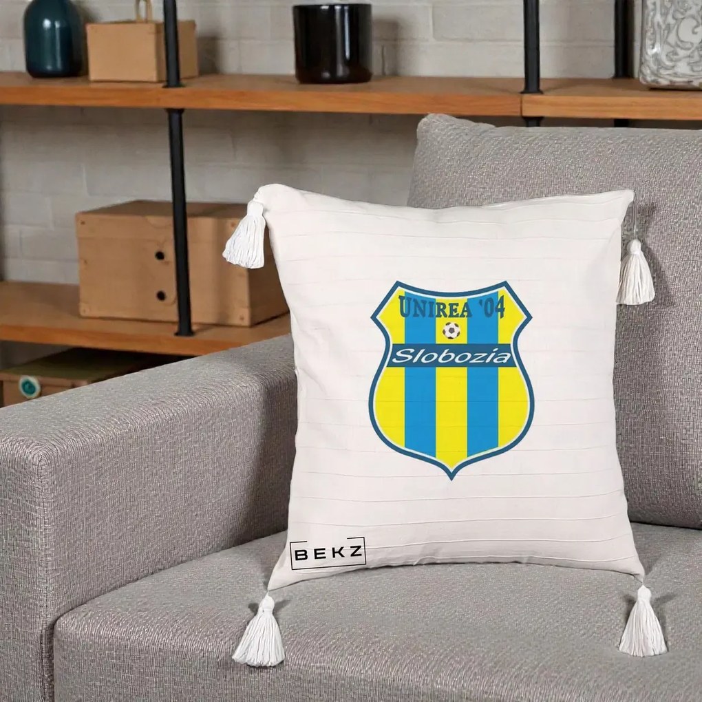 Perna Personalizata Unirea '04 Slobozia Fotbal, 40x40 cm, Bej cu Franjuri, Husa Detasabila, Perna Inclusa, BEKZ®