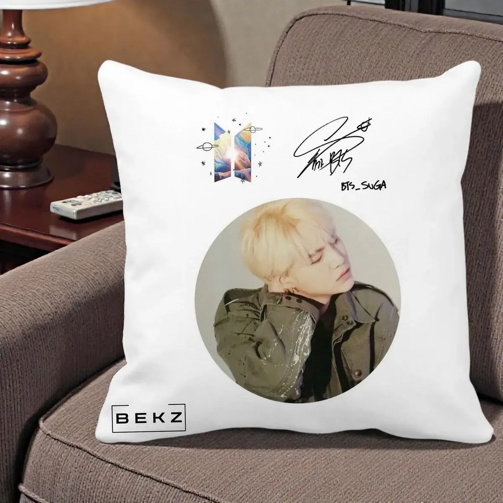 Perna Personalizata K-pop BTS Suga Portret cu Autograf, 40x40 cm, Alba Mata, Husa Detasabila, Perna Inclusa, BEKZ®