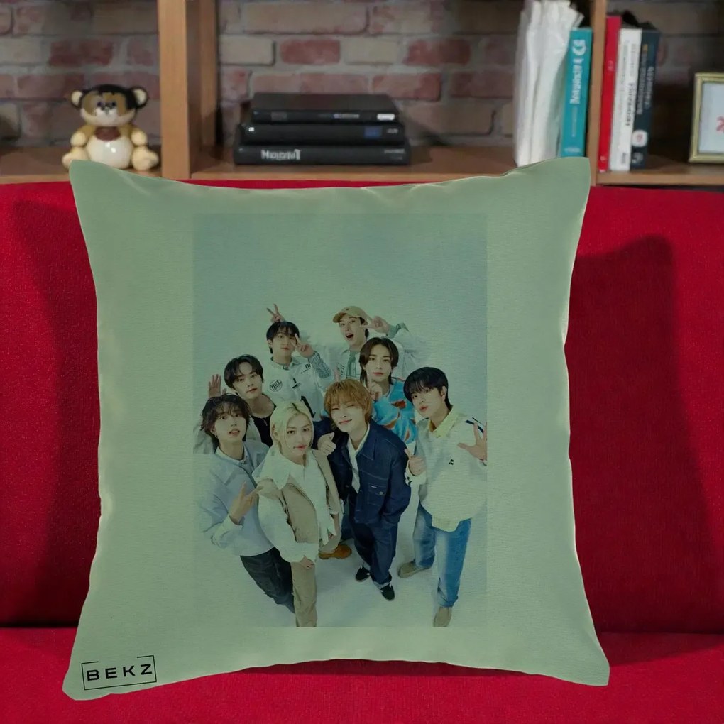 Perna Personalizata K-pop Stray Kids Foto Grup Alb cu 8 Membrii de Sus, 40x40 cm, Verde, Husa Detasabila, Perna Inclusa, BEKZ®