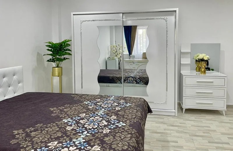 Dormitor Pirlanta, culoare alb, cu pat tapitat 160 x 200 cm, dulap cu oglinda 200 cm, comoda si 2 noptiere