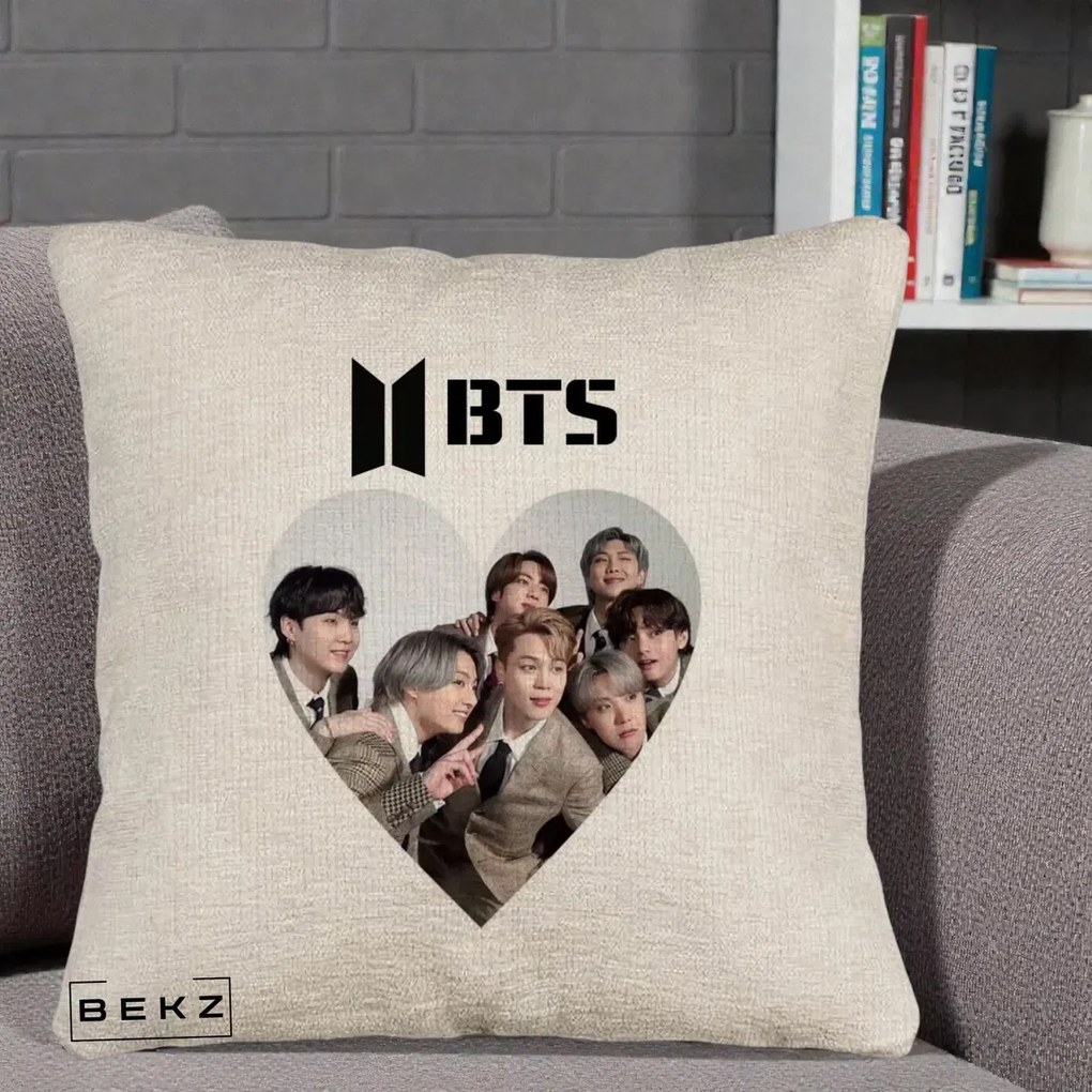 Perna Personalizata K-pop BTS Grup Fotografie in Inima, 40x40 cm, Bej Canapea, Husa Detasabila, Perna Inclusa, BEKZ®