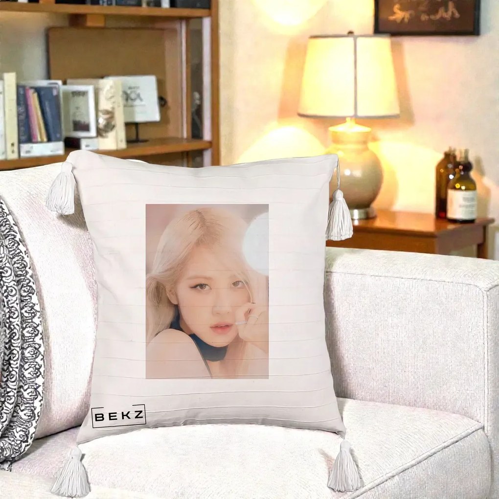 Perna Personalizata K-pop BLACKPINK Rose Blond cu Inel Roz Pastel, 40x40 cm, Bej cu Franjuri, Husa Detasabila, Perna Inclusa, BEKZ®