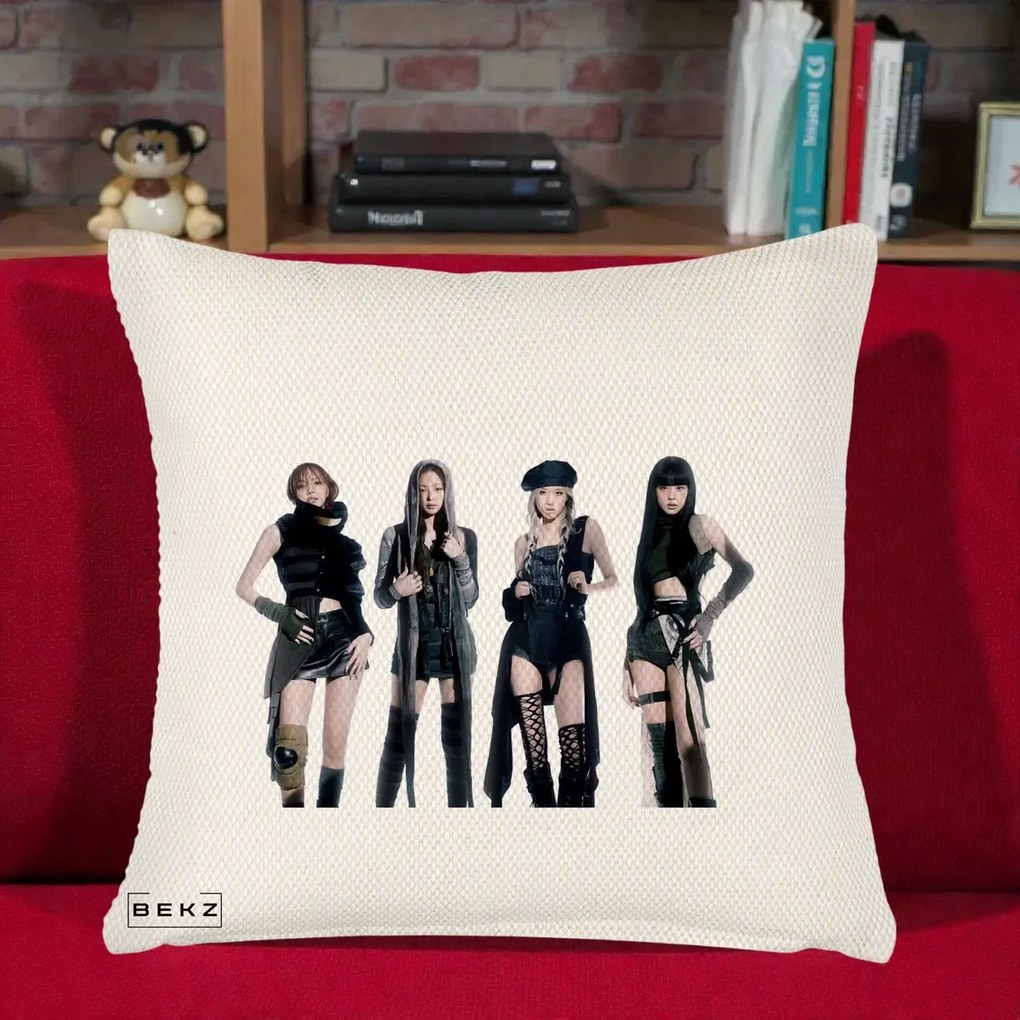 Perna Personalizata K-pop BLACKPINK Tinute Negre Elegante Grup, 40x40 cm, Crem Reliefat, Husa Detasabila, Perna Inclusa, BEKZ®