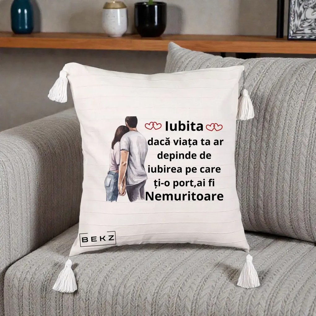 Cadou pentru Iubita - Perna Personalizata Iubita Nemuritoare cu Cuplu Acuarela Roz si Inimi, 40x40 cm, Bej cu Franjuri, Husa Detasabila, Perna Inclusa, BEKZ®