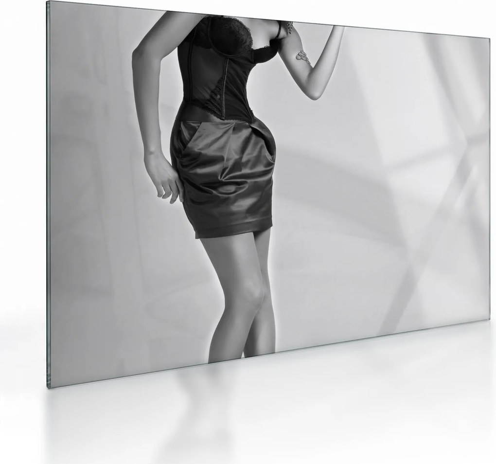 Tablou pe sticlă - Femeie într-o rochie scurtă (70x50 cm)
