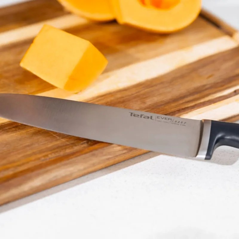 Cuțit de bucătărie Tefal K297S244, 20 cm, oțel inoxidabil, suport cu ascuțitor încorporat, protecție pentru degete, negru