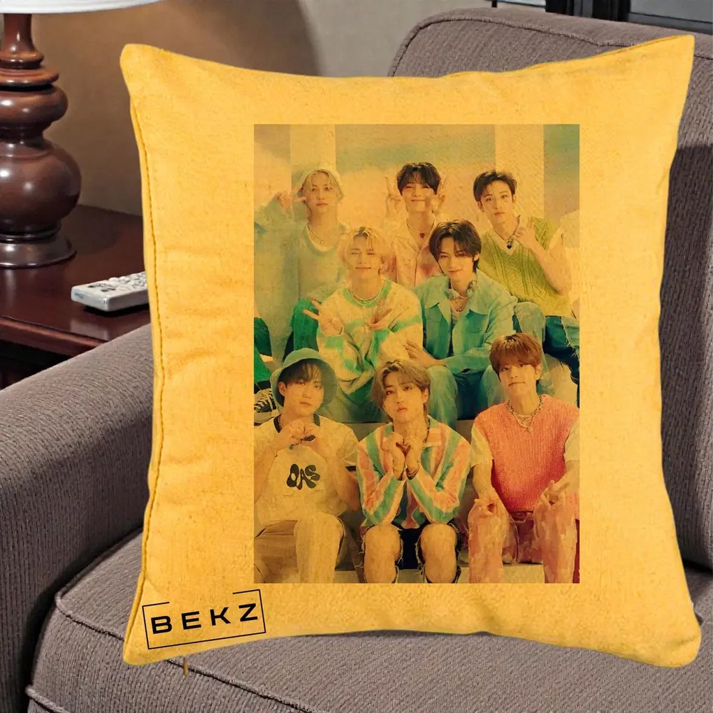 Perna Personalizata K-Pop Grup Foto Pasteluri cu 8 Artisti, 40x40 cm, Galben, Husa Detasabila, Perna Inclusa, BEKZ®
