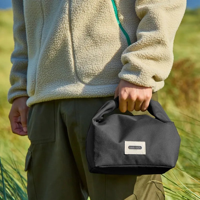 Geanta termoizolanta pentru pranz Black+Blum LBB018, 6,7 L, 33,5 x 15,5 x 31 cm, Impermeabila, Inchidere rulata, Maner transport, Fara BPA, Negru