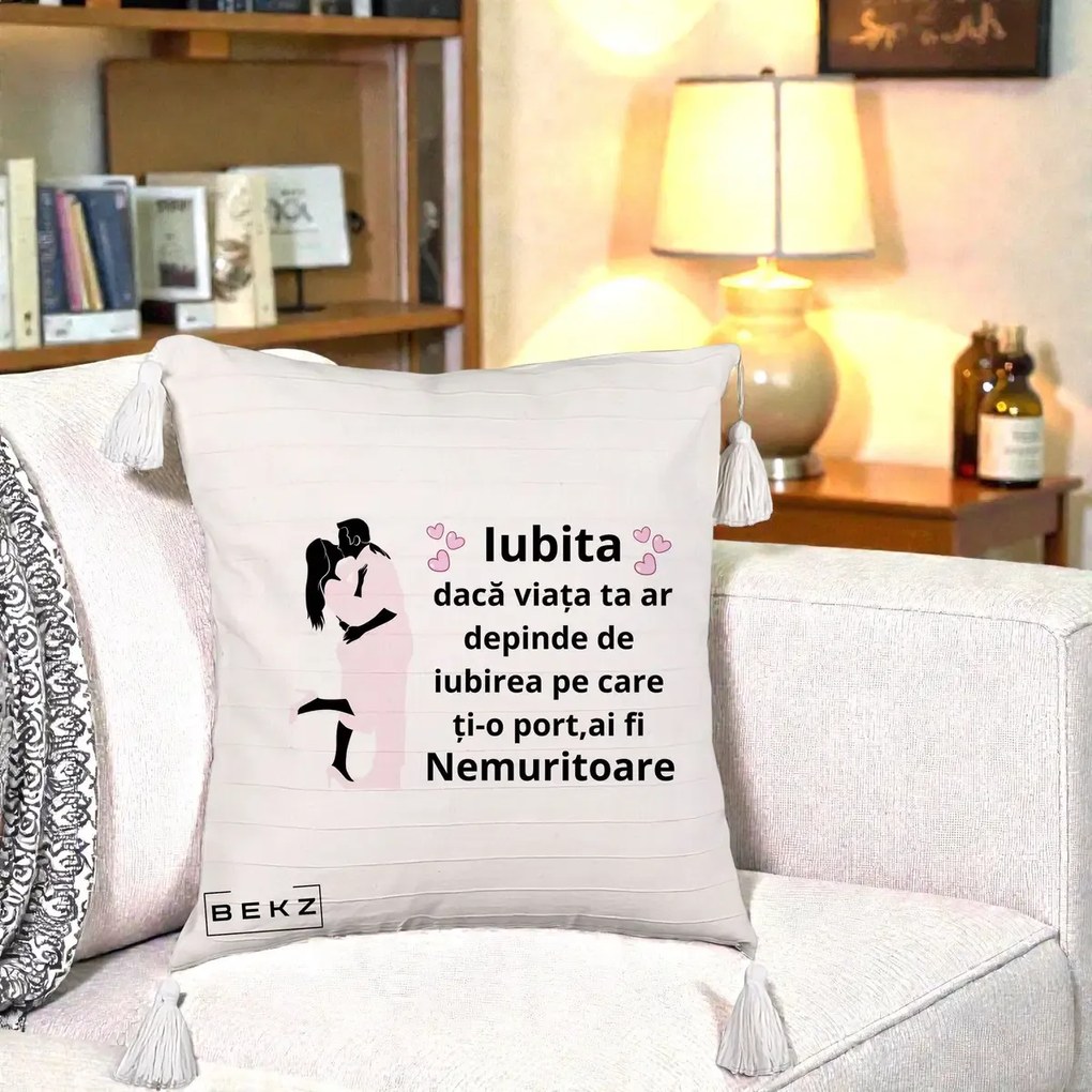 Cadou pentru Iubita - Perna Personalizata Iubita Nemuritoare cu Siluete de Cuplu, 40x40 cm, Bej cu Franjuri, Husa Detasabila, Perna Inclusa, BEKZ®