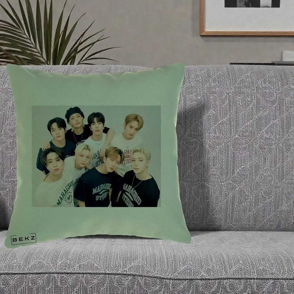 Perna Personalizata K-pop Stray Kids Foto Grup Text, 40x40 cm, Verde, Husa Detasabila, Perna Inclusa, BEKZ®
