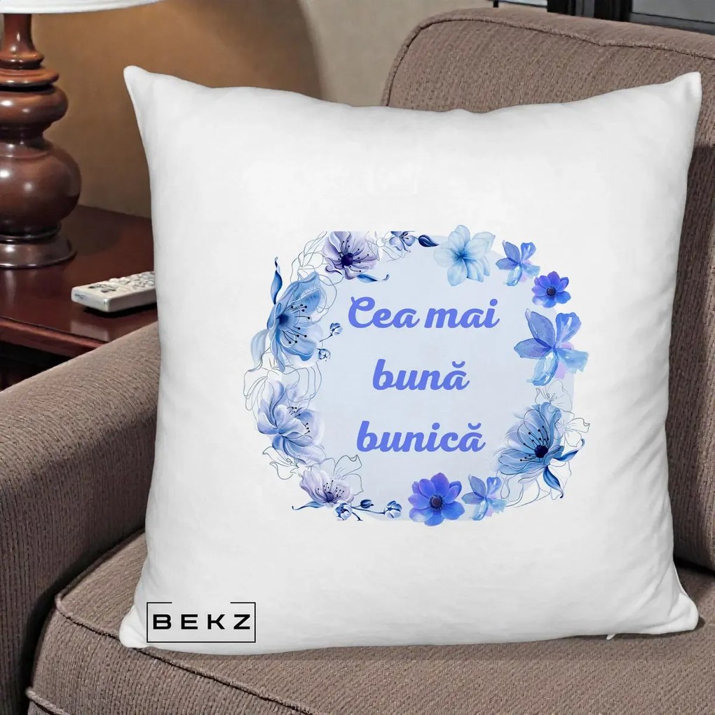 Cadou pentru Bunica - Perna Personalizata Cea Mai Buna Bunica Coronita Flori Albastre Acuarela, 40x40 cm, Alb Pufos, Husa Detasabila, Perna Inclusa, BEKZ®