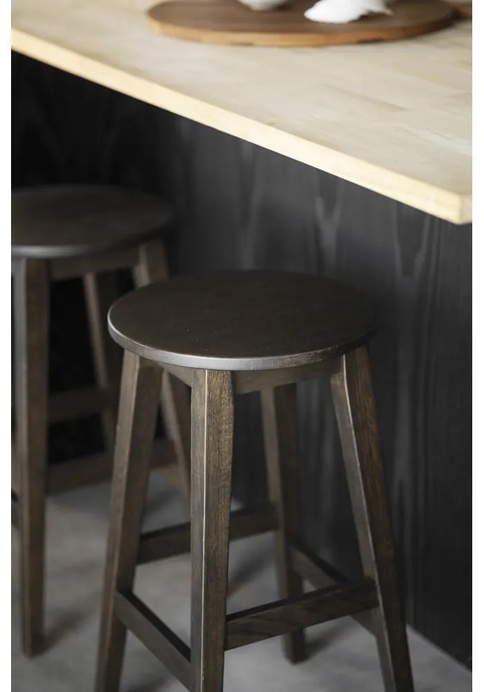 Set de scaune de bar maro închis 2 buc. din lemn de stejar (înălțime șezut 65 cm) Austin – Rowico