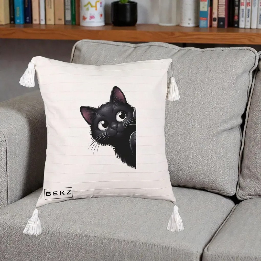 Perna Decorativa Pisica Neagra Dragalasa Curioasa, 40x40 cm, Bej cu Franjuri, Husa Detasabila, Perna Inclusa, BEKZ®