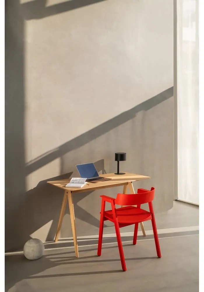 Scaun de dining roșu cu cotiere din lemn de stejar Flip – Gazzda