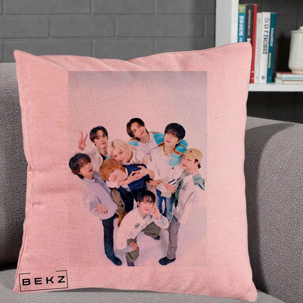 Perna Personalizata K-pop Stray Kids Foto Grup Bleu, 40x40 cm, Roz, Husa Detasabila, Perna Inclusa, BEKZ®
