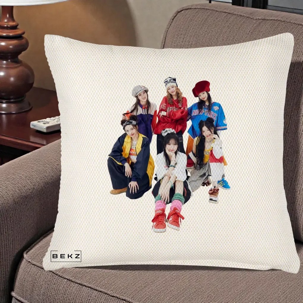 Perna Personalizata Grup K-pop Fete Streetwear Foto, 40x40 cm, Crem Reliefat, Husa Detasabila, Perna Inclusa, BEKZ®
