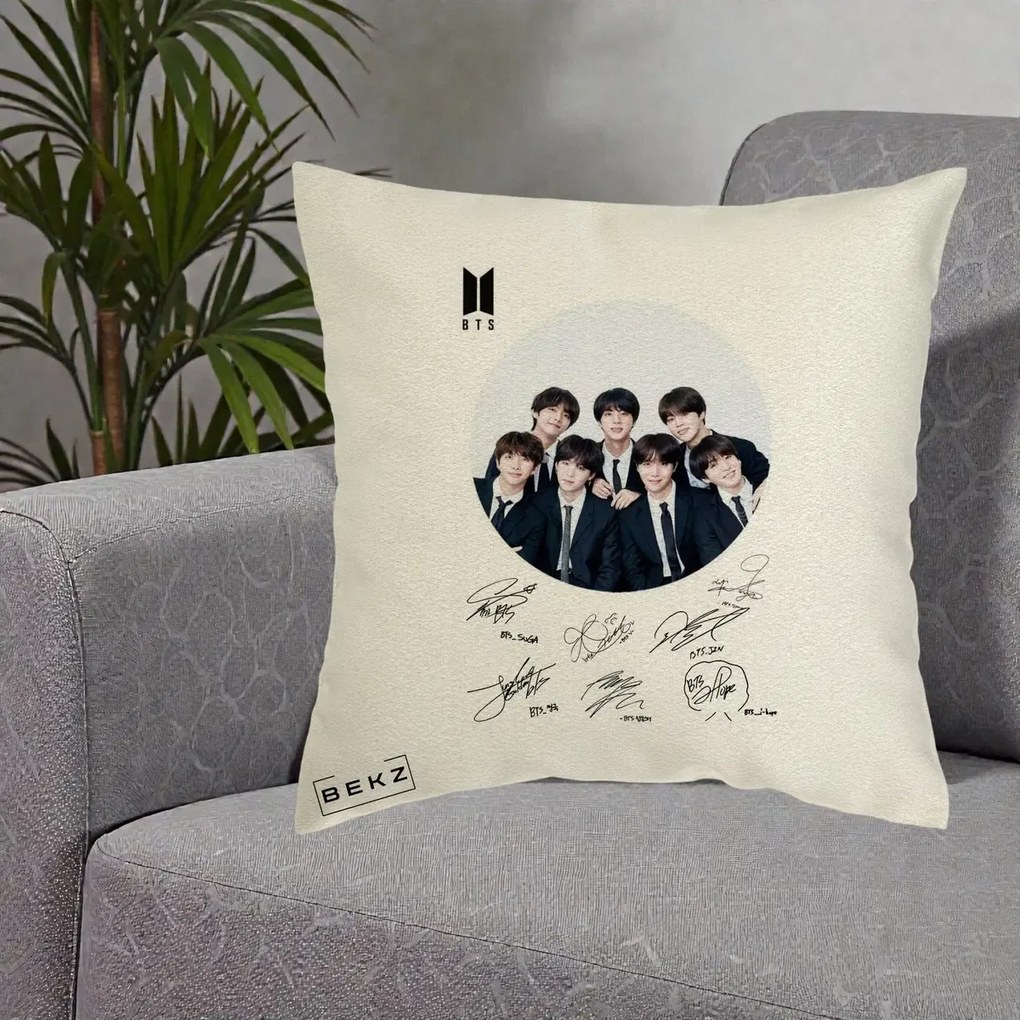 Perna Personalizata K-pop BTS Fotografie Grup Costum Negru si Autografe Cerc, 40x40 cm, Ecru, Husa Detasabila, Perna Inclusa, BEKZ®