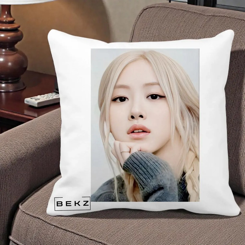 Perna Personalizata K-pop BLACKPINK Rose cu Jucarie de Plus, 40x40 cm, Alba Mata, Husa Detasabila, Perna Inclusa, BEKZ®