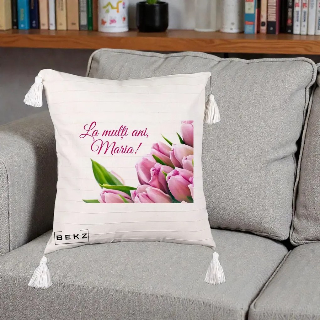 Cadou de Onomastica - Perna Personalizata La Multi Ani Maria Lalele, 40x40 cm, Bej cu Franjuri, Husa Detasabila, Perna Inclusa, BEKZ®
