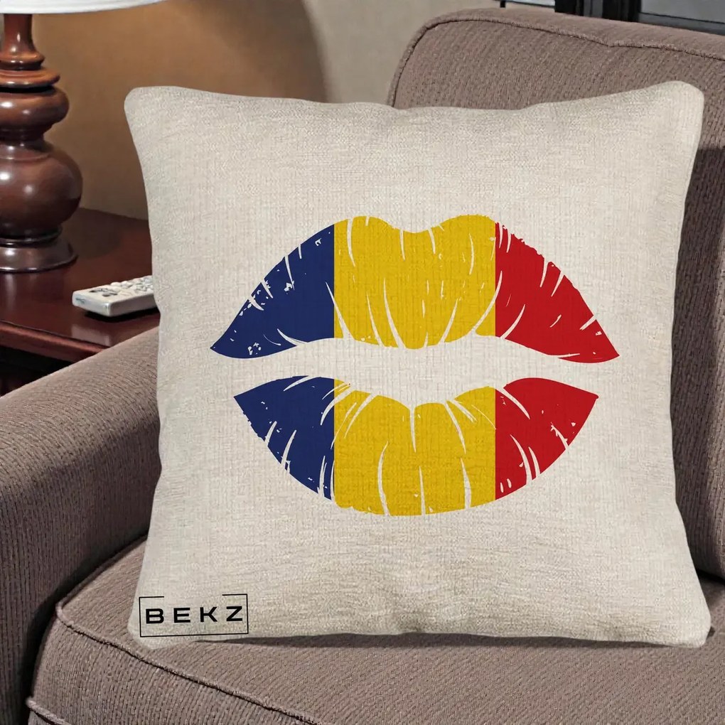 Perna Personalizata Buze Tricolor Romania, 40x40 cm, Bej Canapea, Husa Detasabila, Perna Inclusa, BEKZ®