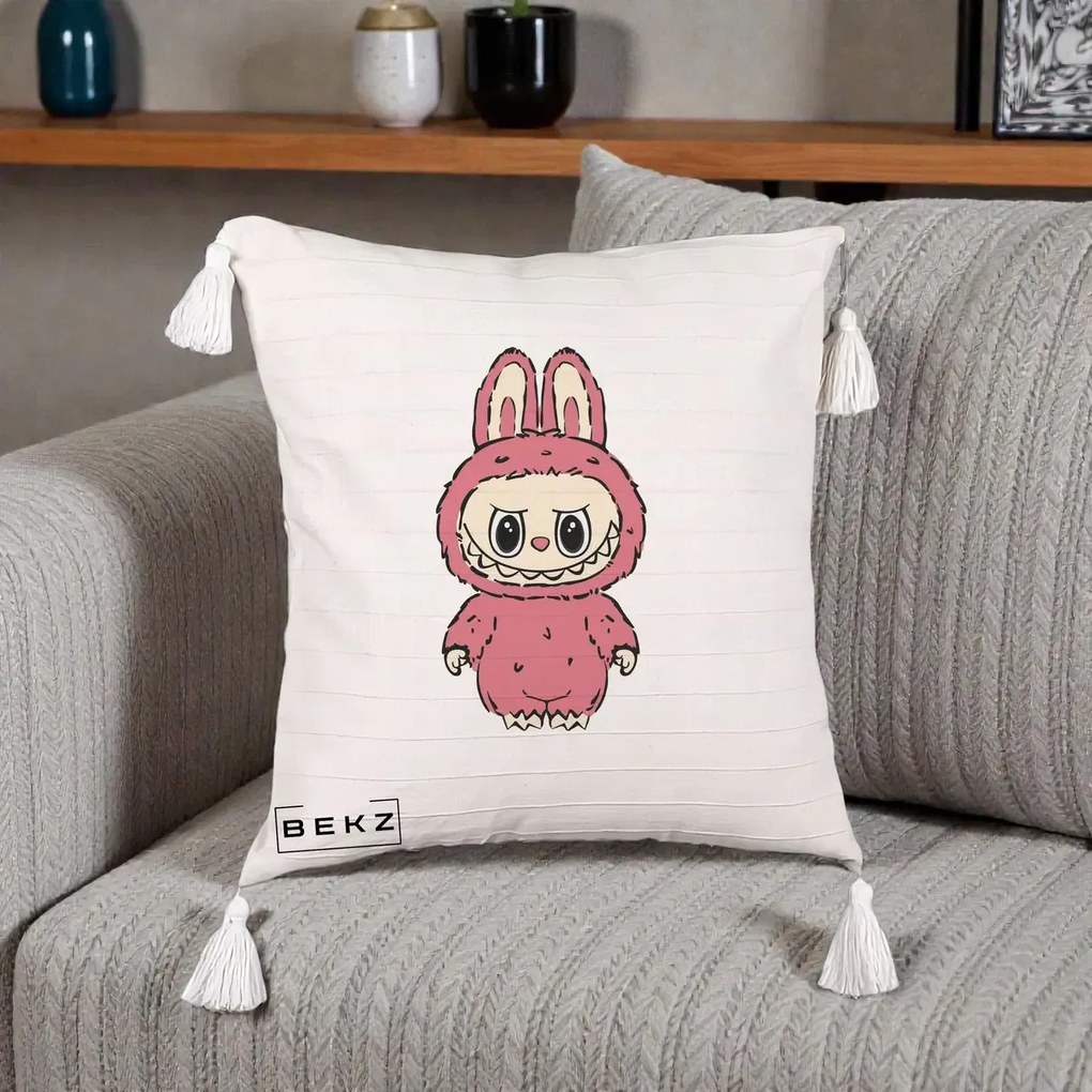 Perna Personalizata Labubu Roz Solo, 40x40 cm, Bej cu Franjuri, Husa Detasabila, Perna Inclusa, BEKZ®